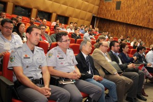 Um auditório lotado de pessoas interessadas na nova norma técnica.