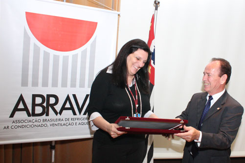 Placa de homenagem concedida pelo GRUPO OZÔNIO a Srª. Josilene Ferrer, da CETESB 