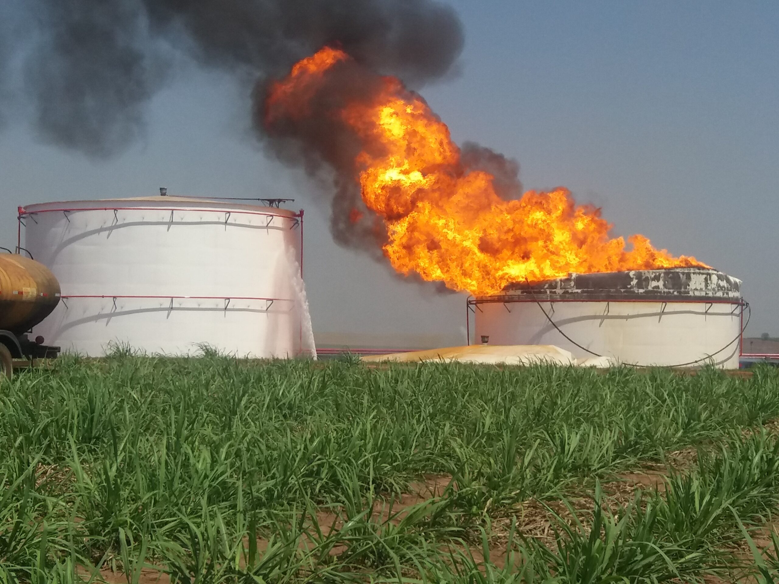 Você está visualizando atualmente Incêndio em tanque de etanol no município de Paraíso