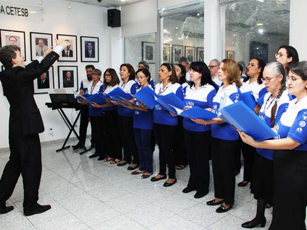 Leia mais sobre o artigo Coral Cetesb canta o Natal na sede da companhia