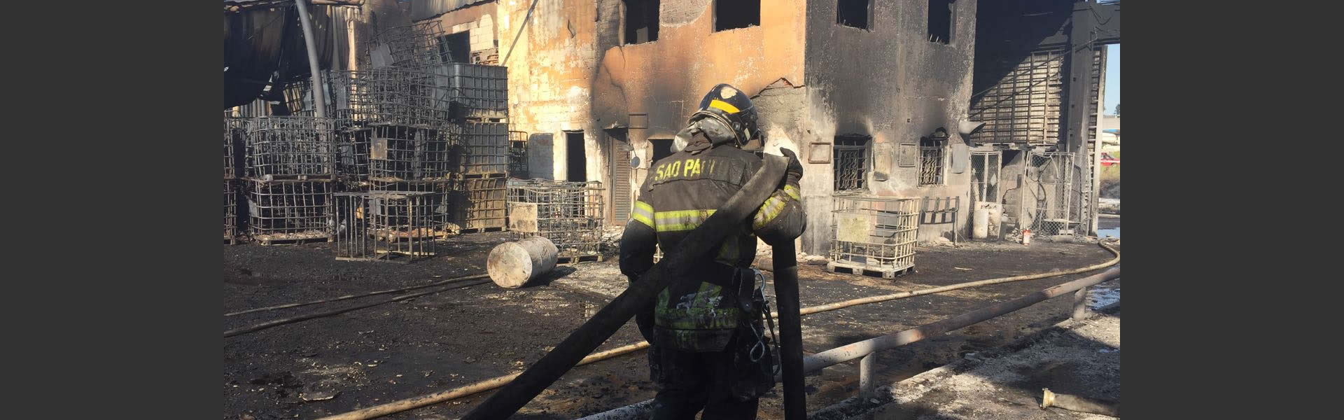 Leia mais sobre o artigo Incêndio destrói galpão de empresa química em Guarulhos