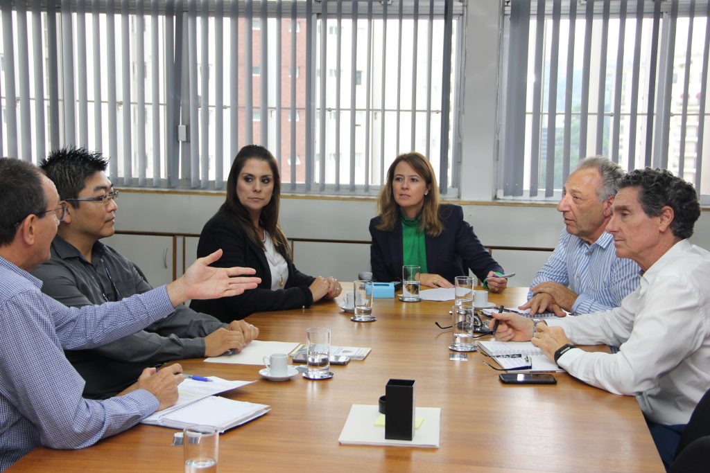 Representantes da cetesb com prefeita de Itapetininga