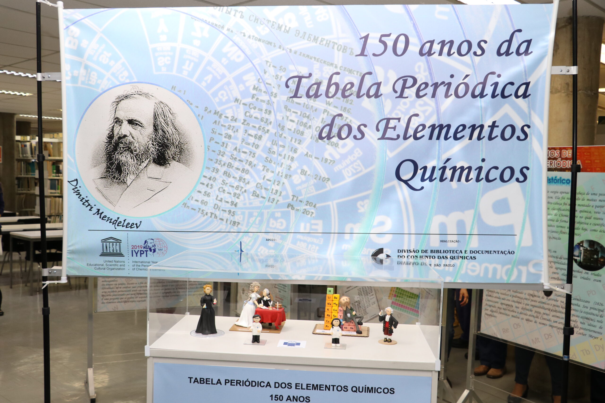 Leia mais sobre o artigo Biblioteca recebe exposição sobre os 150 anos da Tabela Periódica