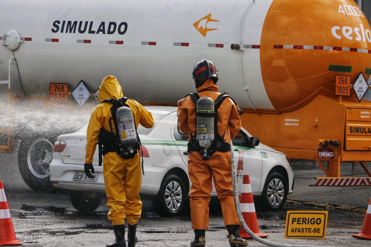 Você está visualizando atualmente CETESB participa de simulado sobre acidente químico no porto de Santos