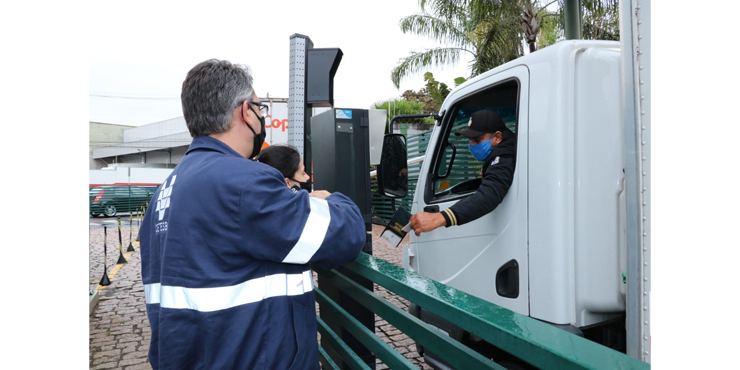 Você está visualizando atualmente Motoristas de veículos movidos a diesel recebem orientações de técnicos da CETESB