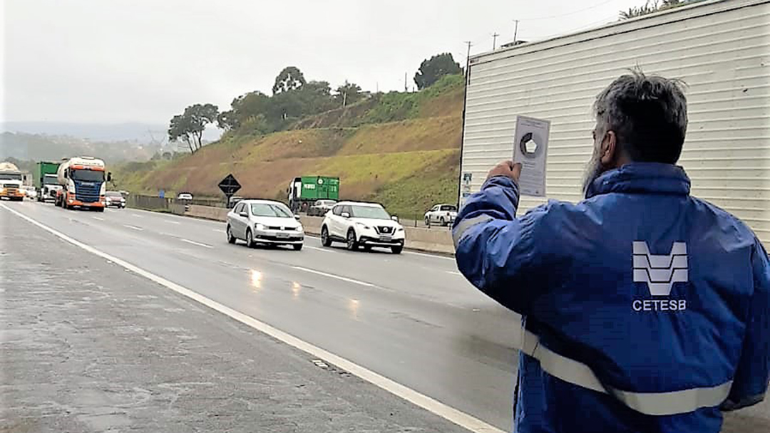 Você está visualizando atualmente Ação ambiental lembra motorista da importância do veículo regulado