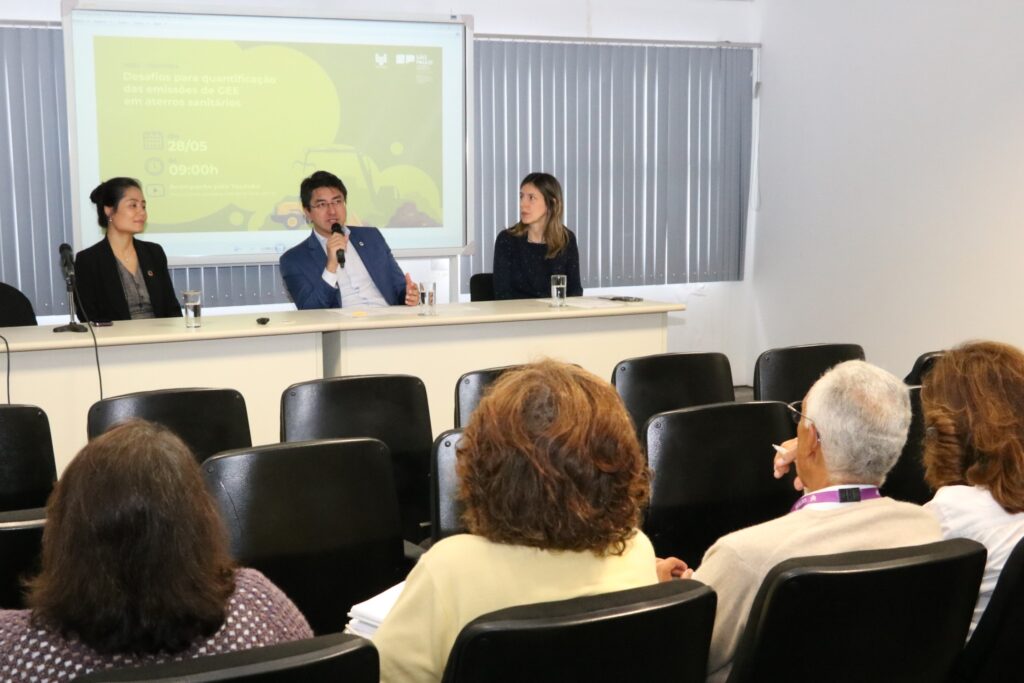 Leia mais sobre o artigo CETESB realiza mesa-redonda para debater emissões de aterros